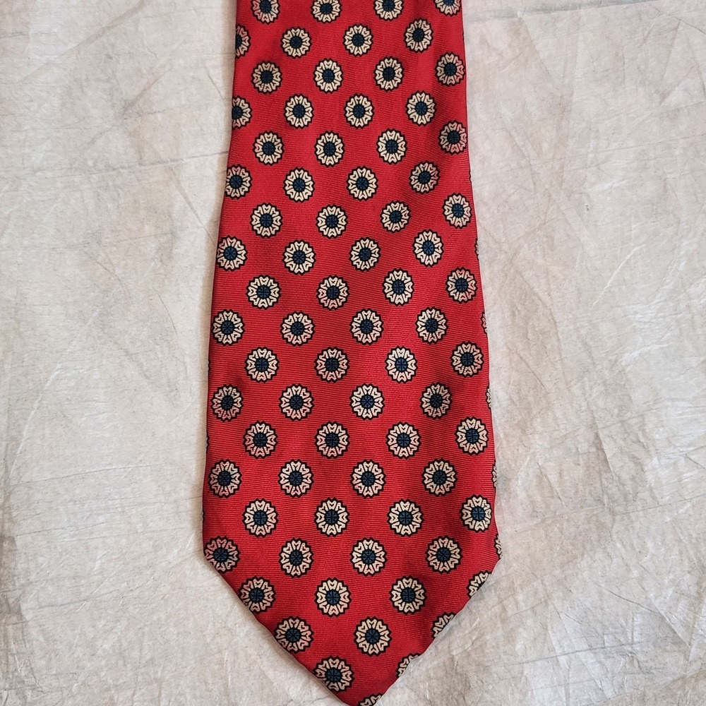 Giorgio Armani Cravatte 100% Silk Tie Red Floral Medallion Made in Italy Neck